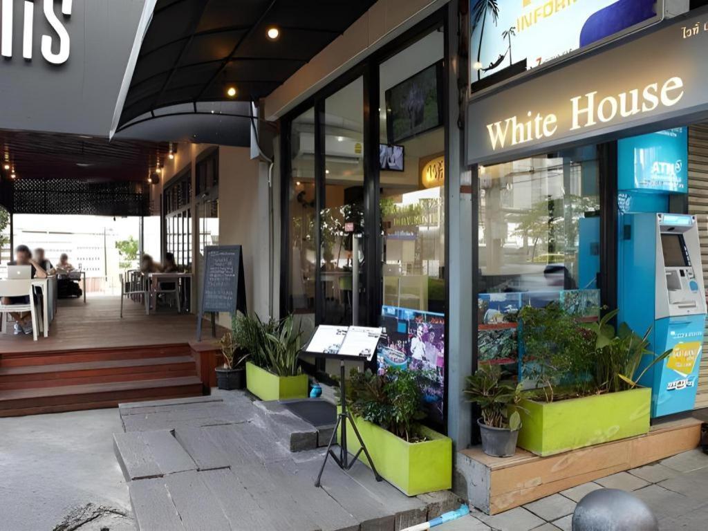 ไวท์ เฮ้าส์ อโศก สุขุมวิท 18 Hotel กรุงเทพมหานคร ภายนอก รูปภาพ
