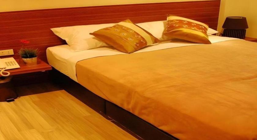 ไวท์ เฮ้าส์ อโศก สุขุมวิท 18 Hotel กรุงเทพมหานคร ภายนอก รูปภาพ