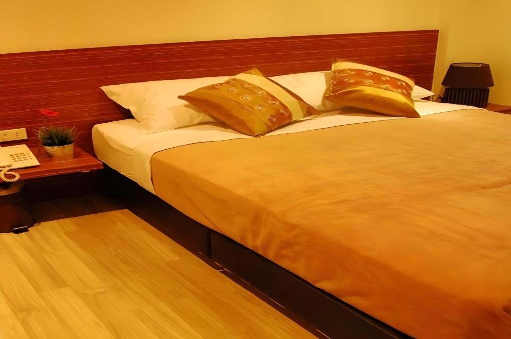 ไวท์ เฮ้าส์ อโศก สุขุมวิท 18 Hotel กรุงเทพมหานคร ภายนอก รูปภาพ