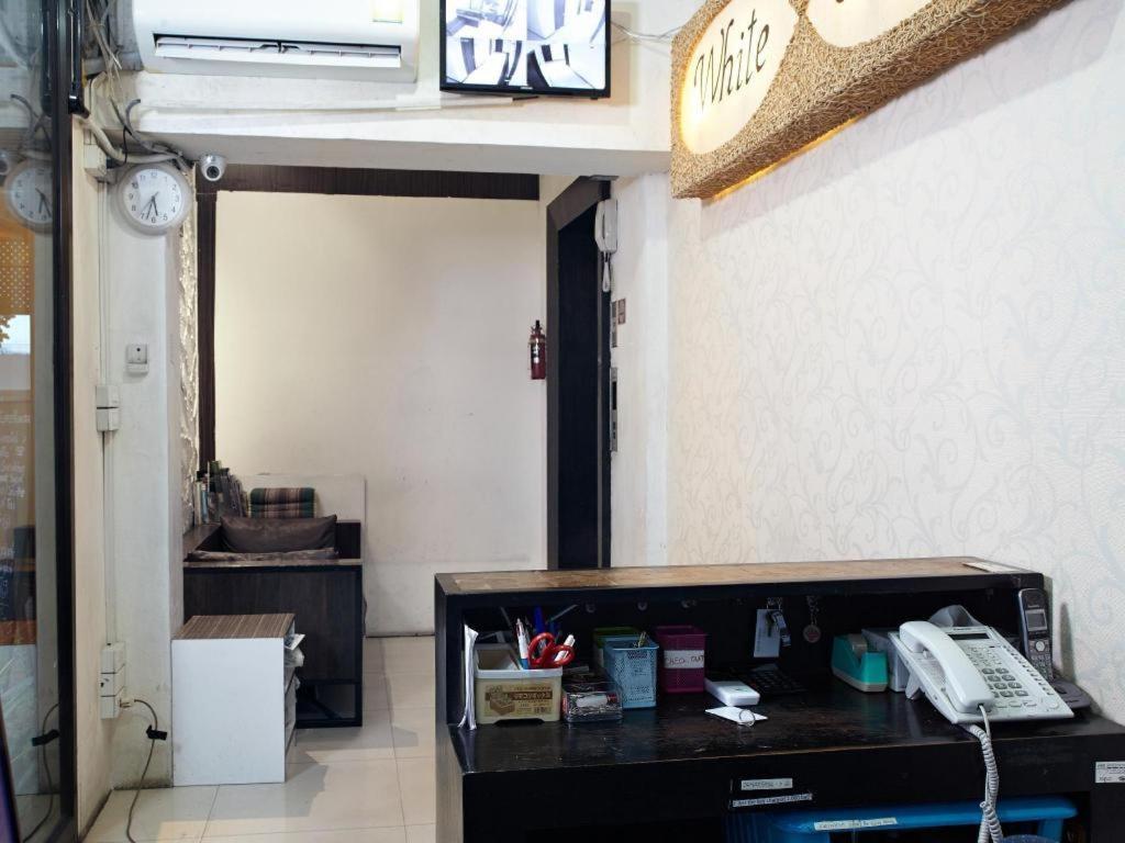 ไวท์ เฮ้าส์ อโศก สุขุมวิท 18 Hotel กรุงเทพมหานคร ภายนอก รูปภาพ