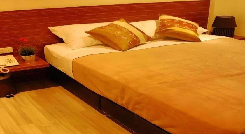 ไวท์ เฮ้าส์ อโศก สุขุมวิท 18 Hotel กรุงเทพมหานคร ภายนอก รูปภาพ