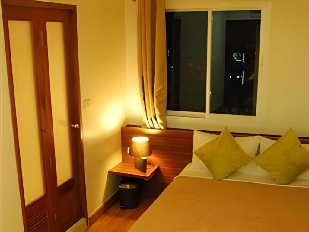 ไวท์ เฮ้าส์ อโศก สุขุมวิท 18 Hotel กรุงเทพมหานคร ภายนอก รูปภาพ